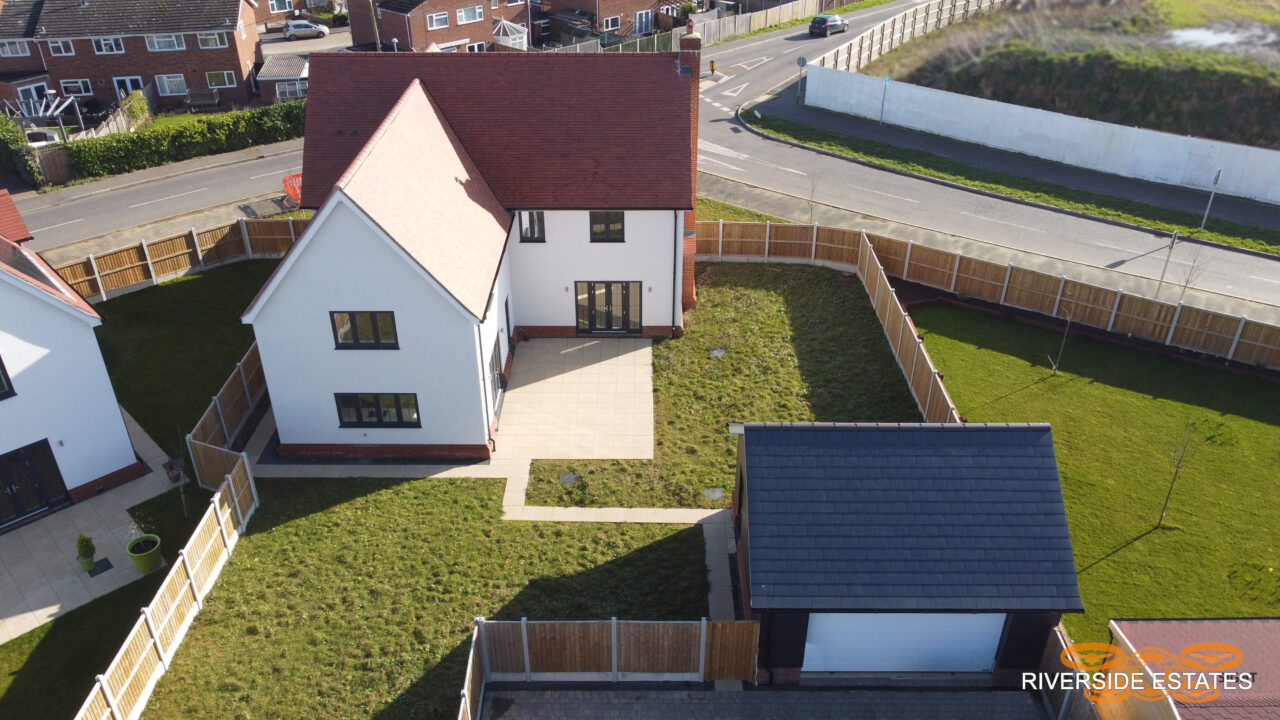 SPRINGFIELDS AN EXCLUSIVE DEVELOPMENT OF EXECUTIVE STYLE HOMES, TIPTREE, ESSEX Riverside Estates